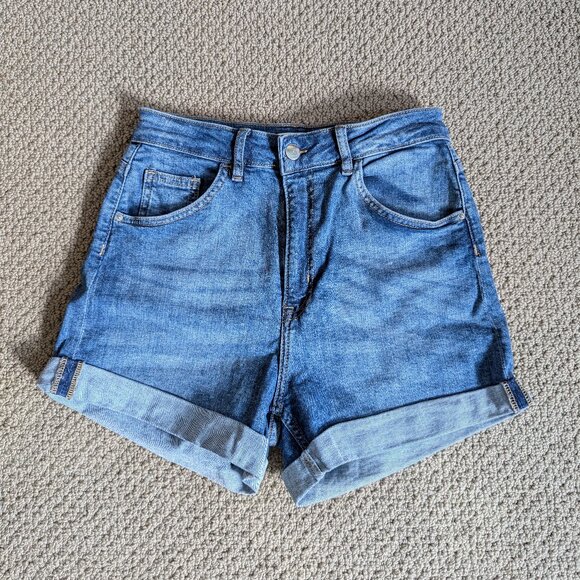 Super cute H&M denim shorts, size 8, stretchy - Picture 1 of 4